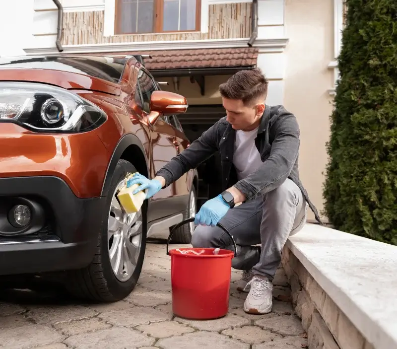 Lavage auto à domicile Cazideroque : professionnel intervenant sur un véhicule